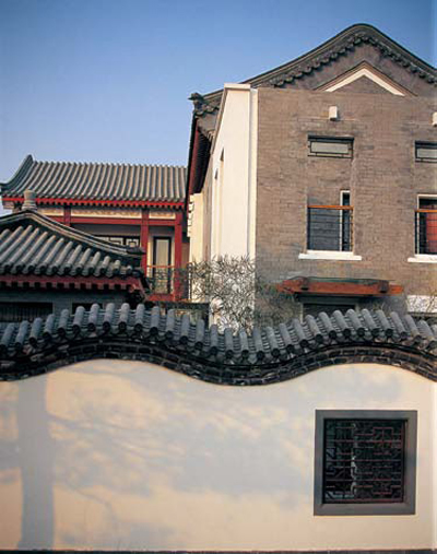 门头,抱鼓石,花窗,灯饰,木作,屋檐等传统住宅的经典符号,彰显了中式